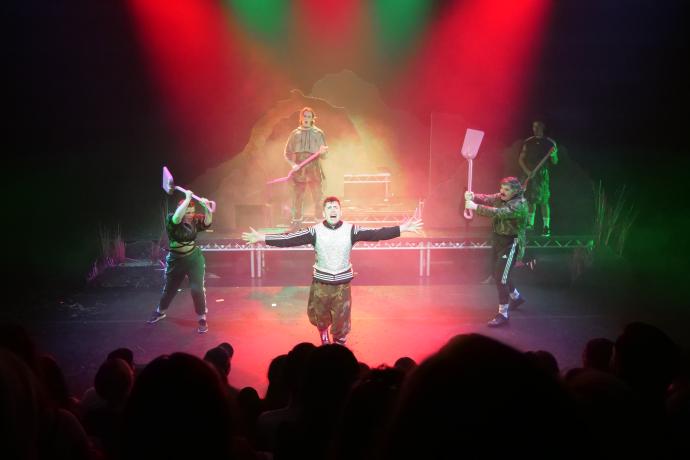 5 performers onstage 