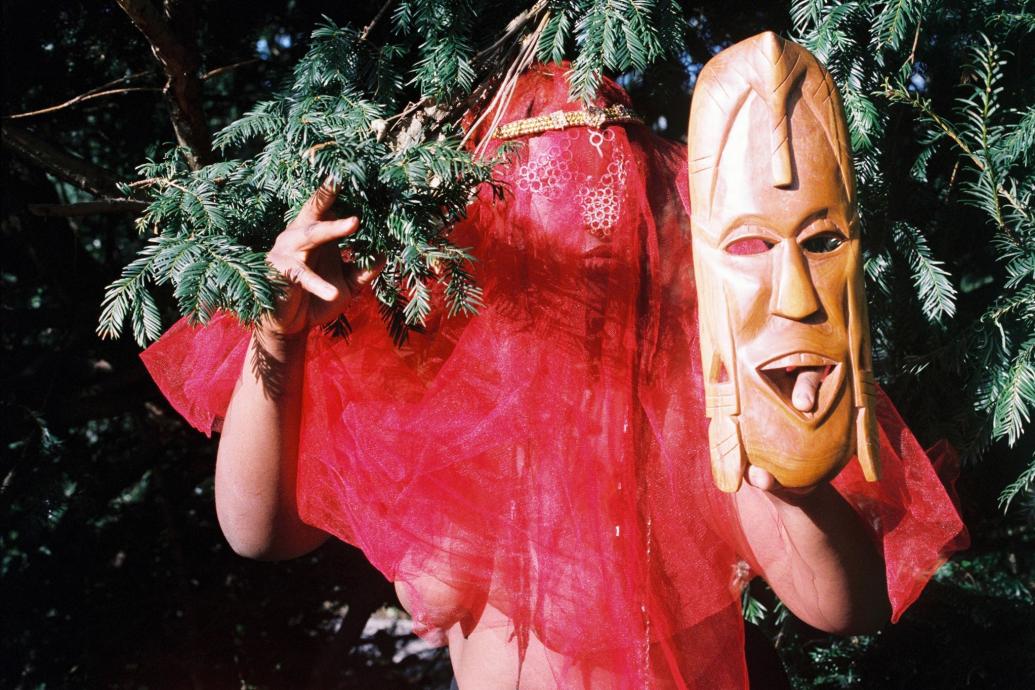 Person with a red veil and a mask